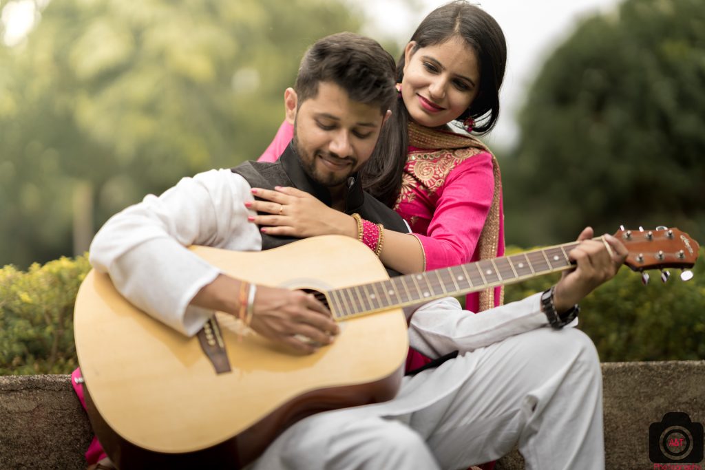 pre wedding poses with guitar 
