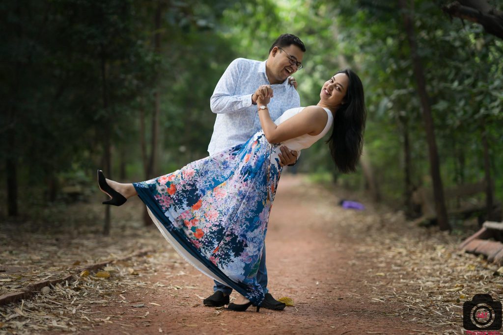 Filmy poses in Pre wedding at best pre wedding location in Pune | Pashan Lake | India