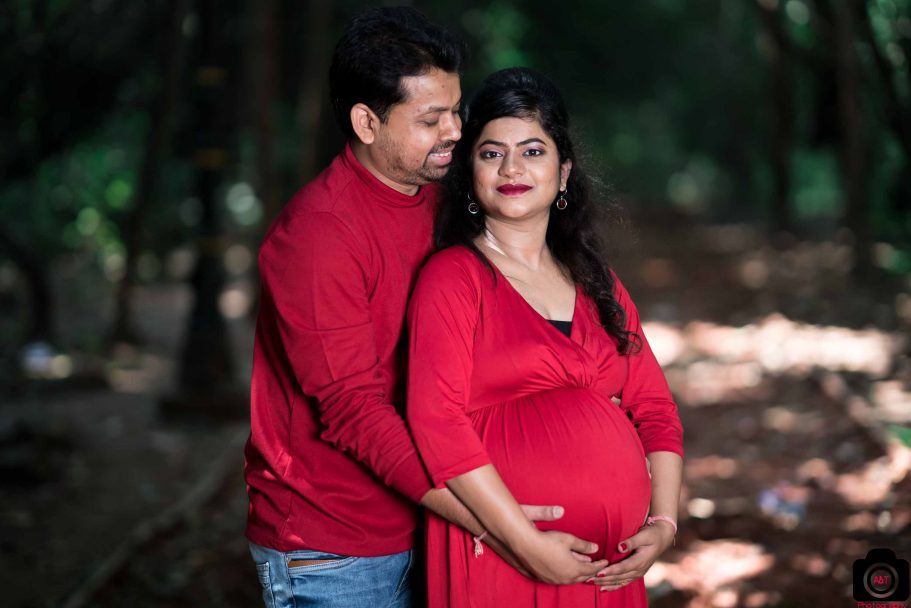 Romantic Couple Poses for Maternity Photoshoot in Pune|India