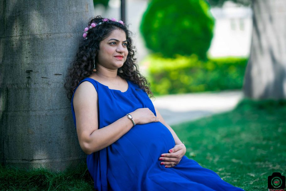 Maternity Poese in Garden| Khushbu sitting near a tree in garden| Best Maternity Photoshoot in Pune