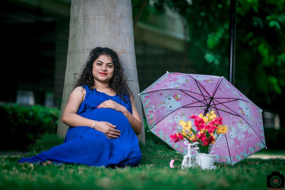 Maternity in Garden| Khushbu sitting near a tree in garden| Best Maternity Photoshoot in Pune