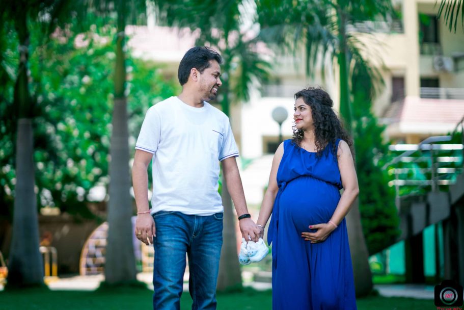 Couple Walking at Maternity Photoshoot in Pune|India| Best Poses for Maternity Photography