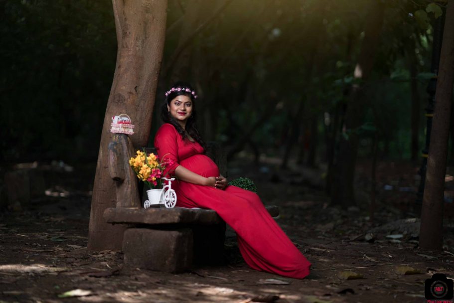 Maternity Photoshoot Compositions using flowers and bench.