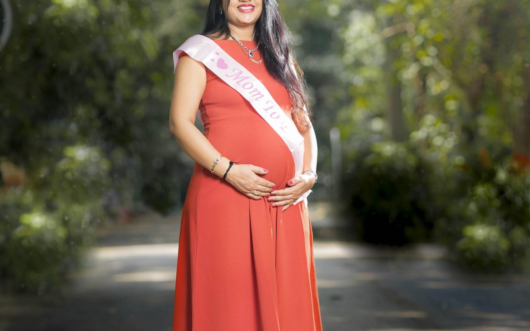 Pregnant woman poses with dress on the marshlands Stock Photo - Alamy