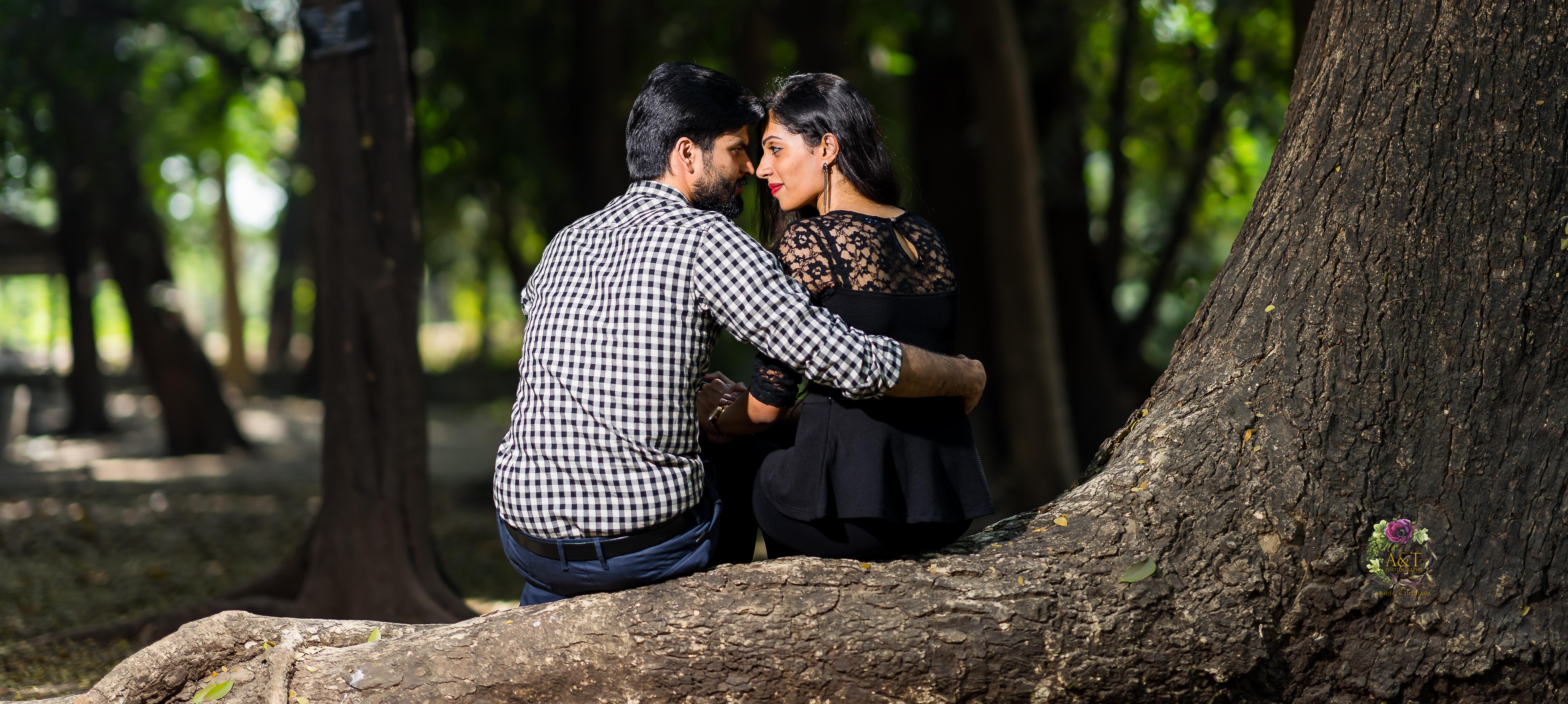 Heena & Vikas Seating on an old tree for pre wedding photoshoot in Pune