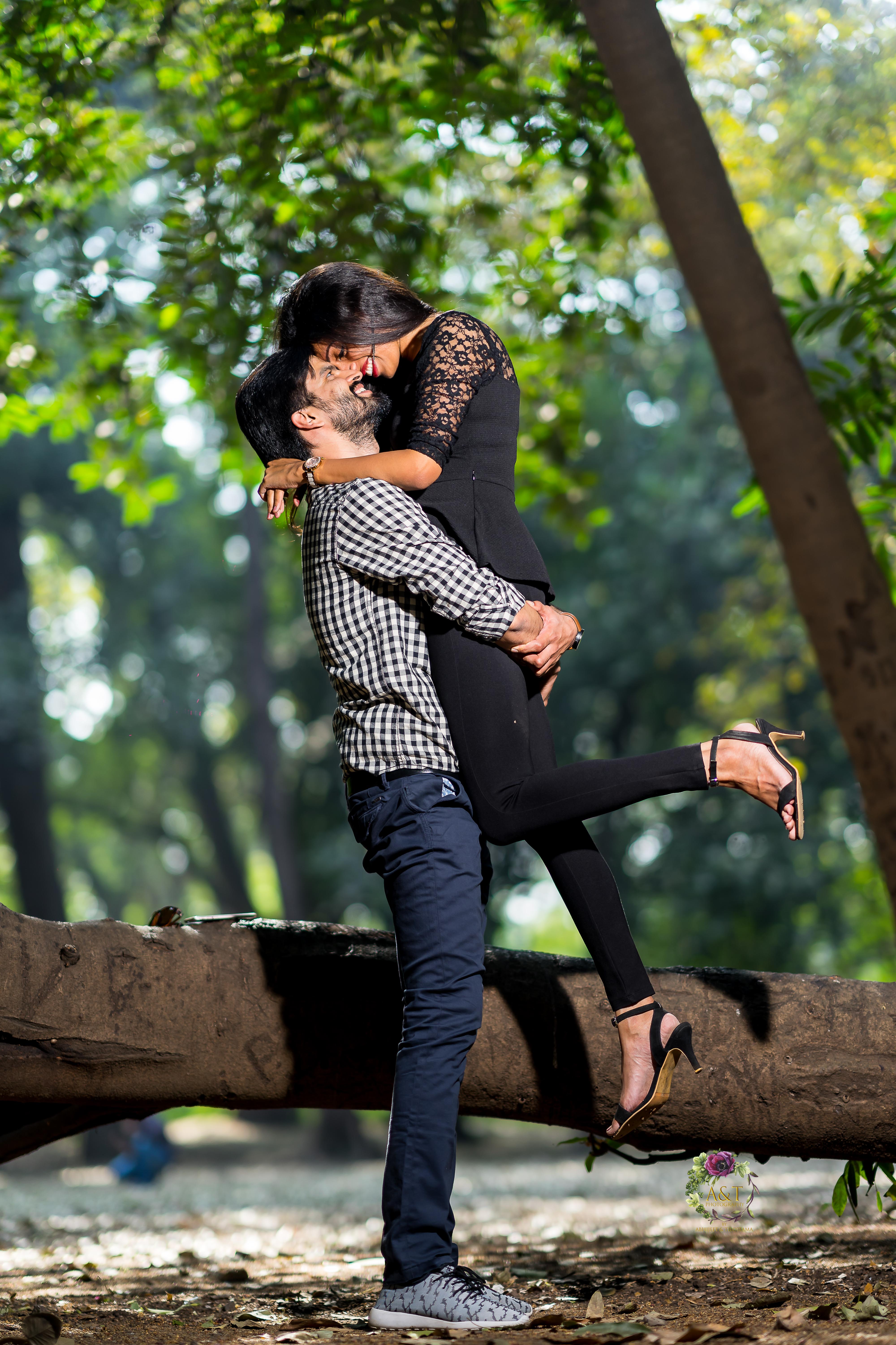 Vikas holding Heena for their best pre wedding photoshoot in Empress Botanical Garden of Pune