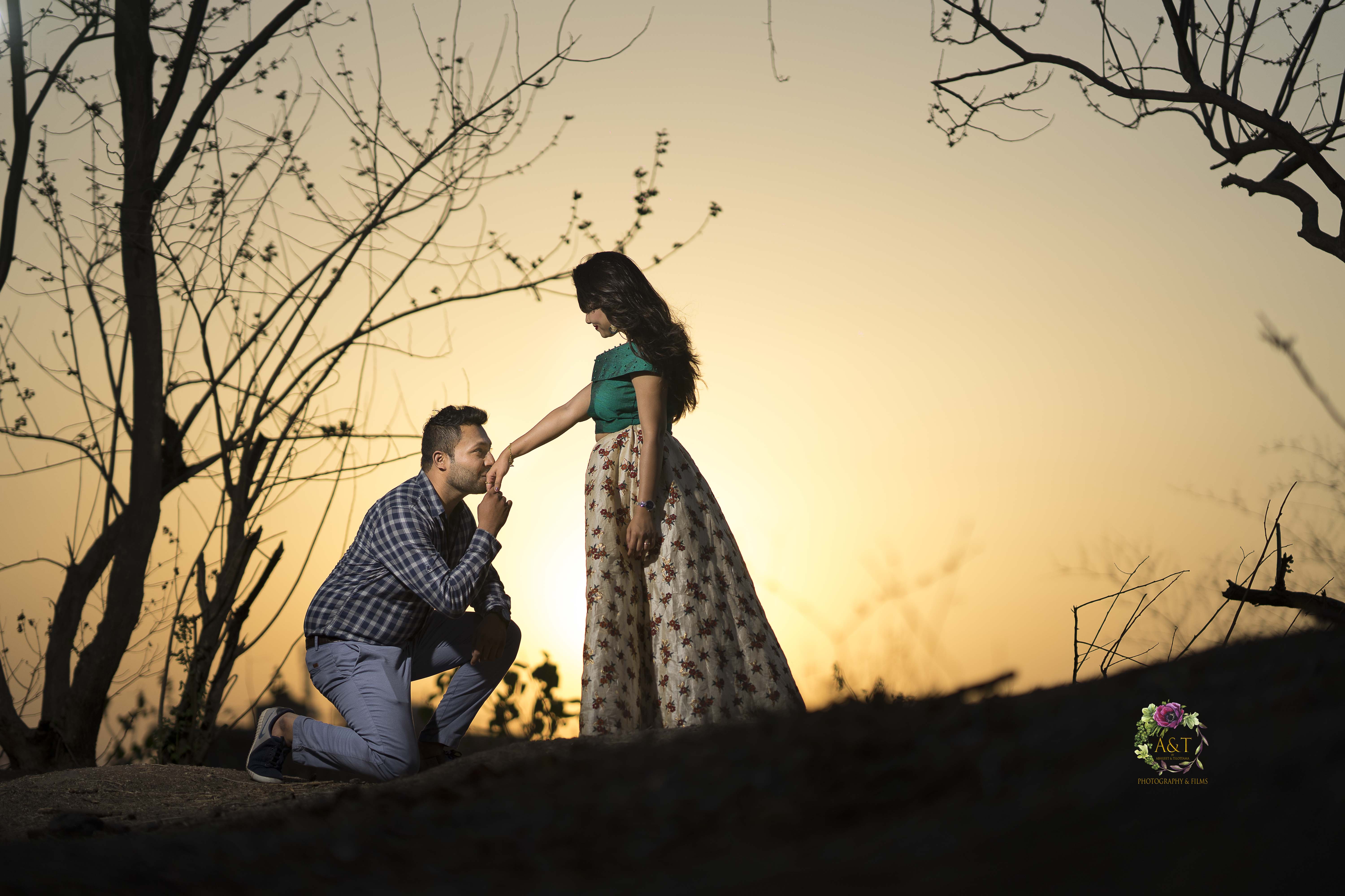 Pradip-Rupali23|Proposal Pose in Pre-wedding Photoshoot by best wedding photographer of Pune