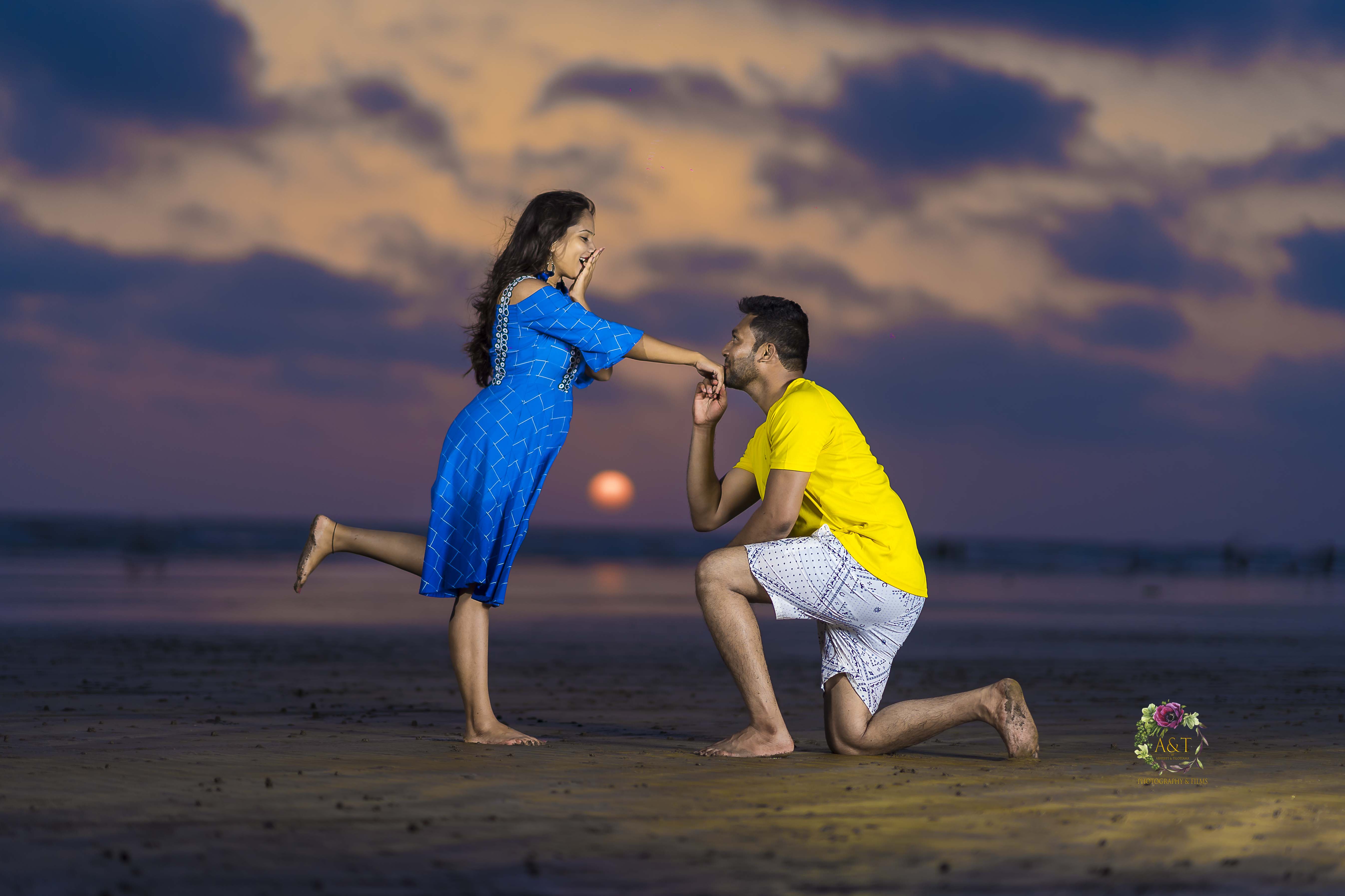 Prewedding poses: propose her on romantic evening