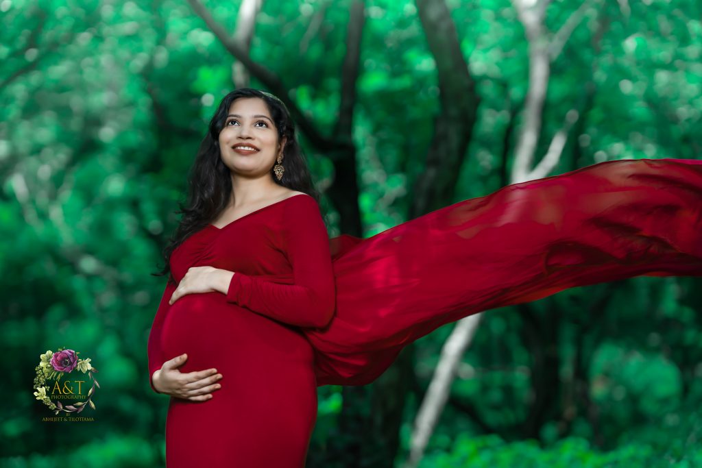 kartiki wanted to feel the delicate touch of her unborn baby at her Pathetic Maternity Photoshoot in Pune.