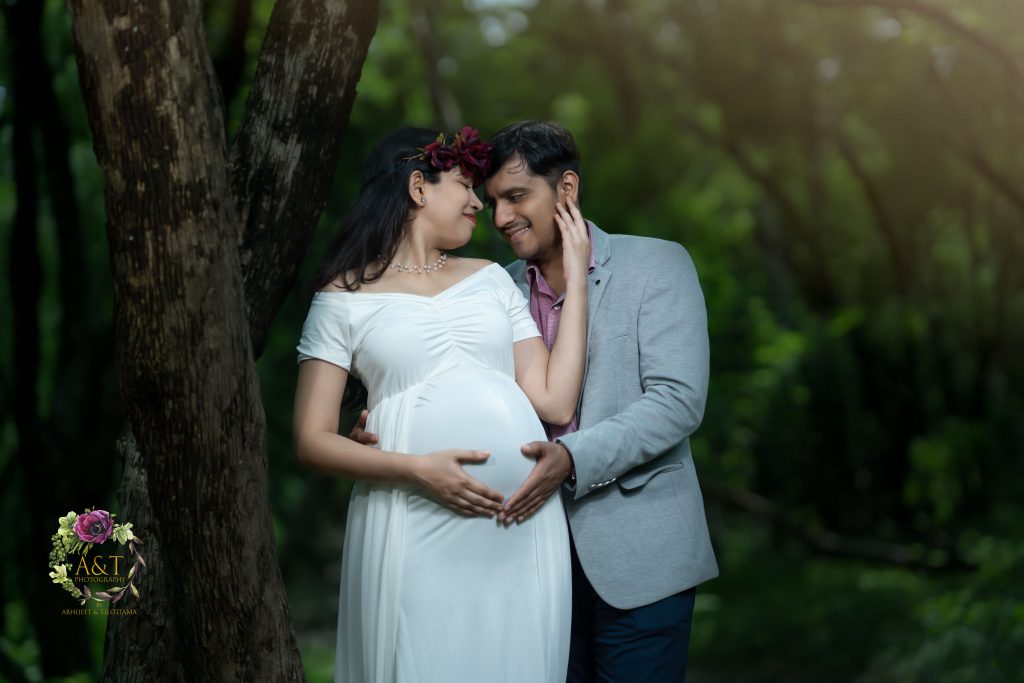Kartiki & Aniket were enjoying that souvenir moment of their life at the Maternity Photoshoot in Pune.