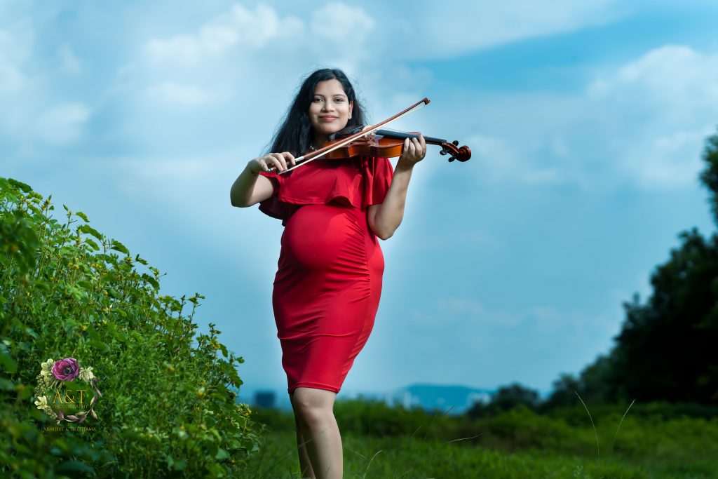 Kartiki was trying to keep happy herself through the soft sound of Violin at her Maternity Photoshoot in Pune.