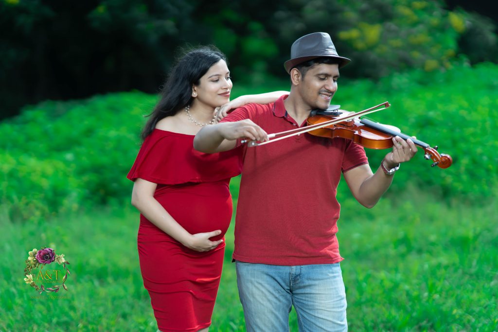 Aniket was glad to see the smile on Kartiki's face after listening the melodious sound of Violin at Maternity Photoshoot in Pune.