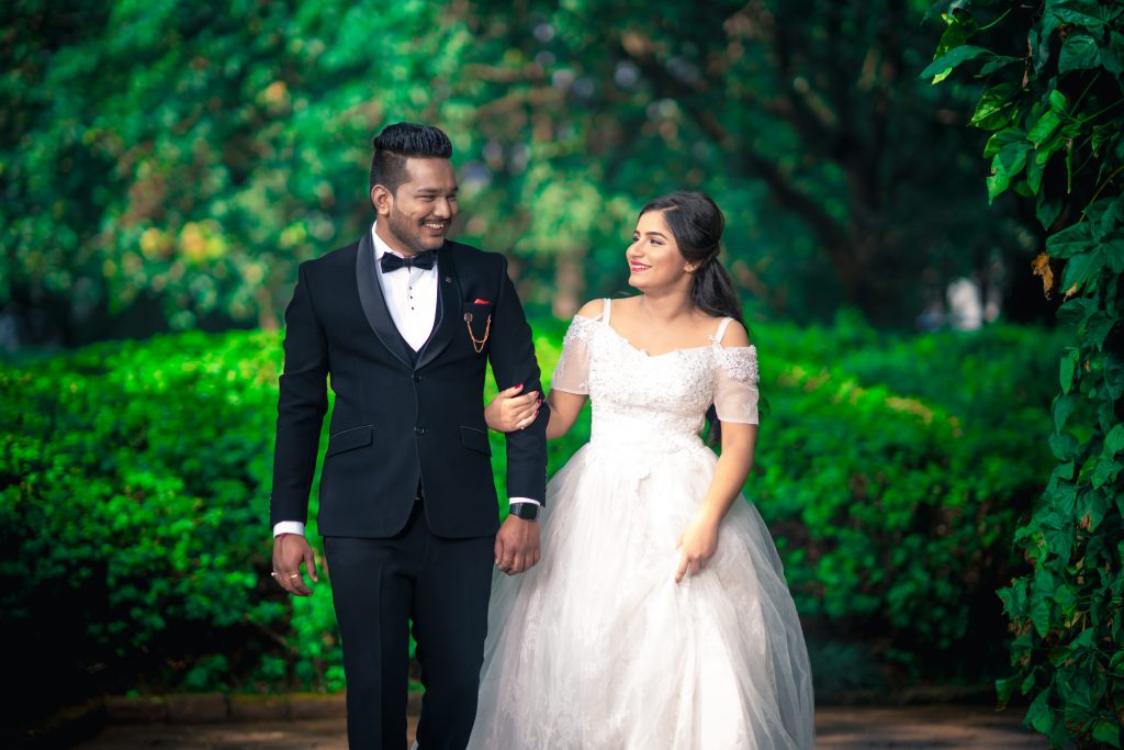 Amol & Pranali were looking like Romeo & Juliet to wear the best combination of Black and White at their Pre-Wedding Photoshoot.