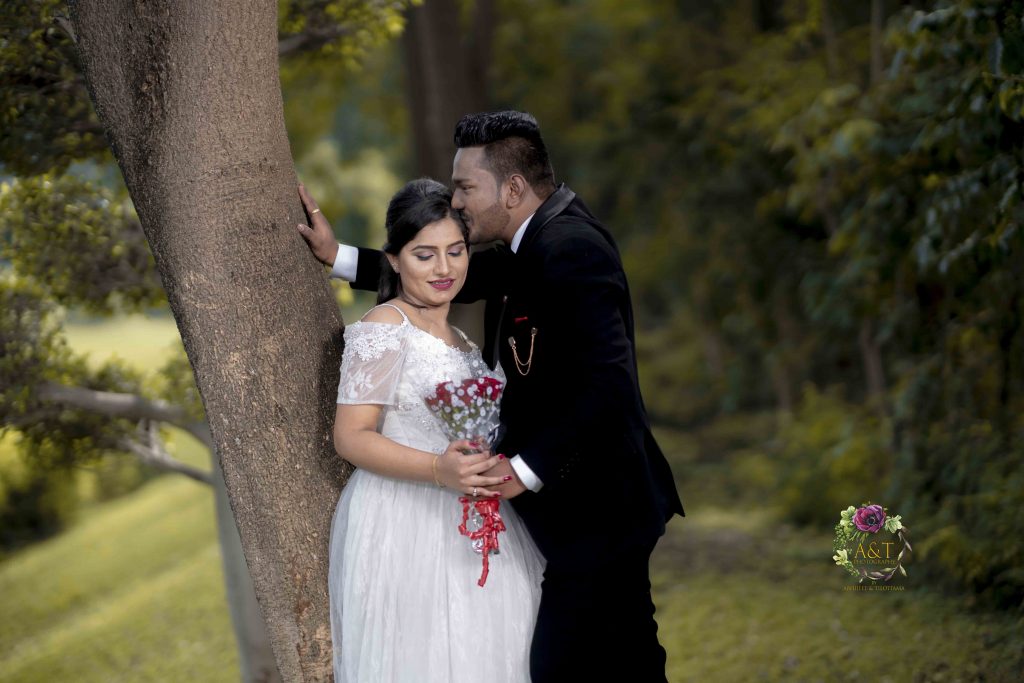 Pranali blushed when Amol kissed her on her forehead during their Pre-Wedding Photoshoot.